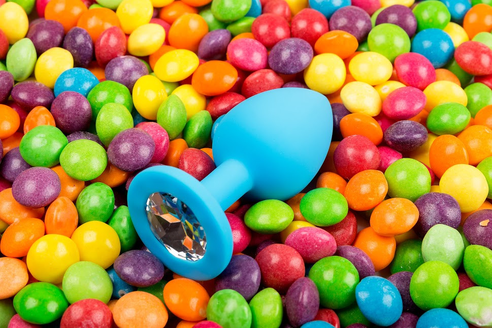 Большая силиконовая  пробка Пикантные штучки с бесцветным кристаллом, голубой DPL024SDIA - Пикантные Штучки - Анальные пробки со стразами - Купить