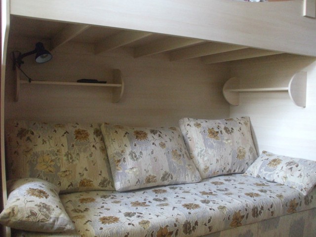 Двухярусная кровать. Общий размер кровати (вдоль стены) 240см Сверху