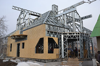 19-26-й рабочий день - кровельные панели (стропильная система крыши) готова на 80%, наружные стены обшиты плитами OSB на 70%.  