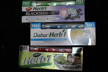 Үндістаннан келген тіс пастасы+тіс щеткасы, 150 гр.