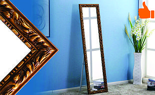 Напольное зеркало коричневого цвета в гипсовой рамке
