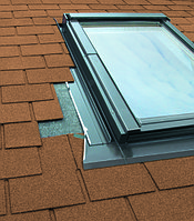 Мансардное окно 94х140 Fakro FTS-V U2 с окладом ESV для плоской кровли