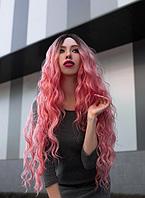 Длинный розовый парик.