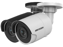 DS-2CD2025FWD-I - 2MP Уличная цилиндрическая IP-камера с ИК-подсветкой на кронштейне.