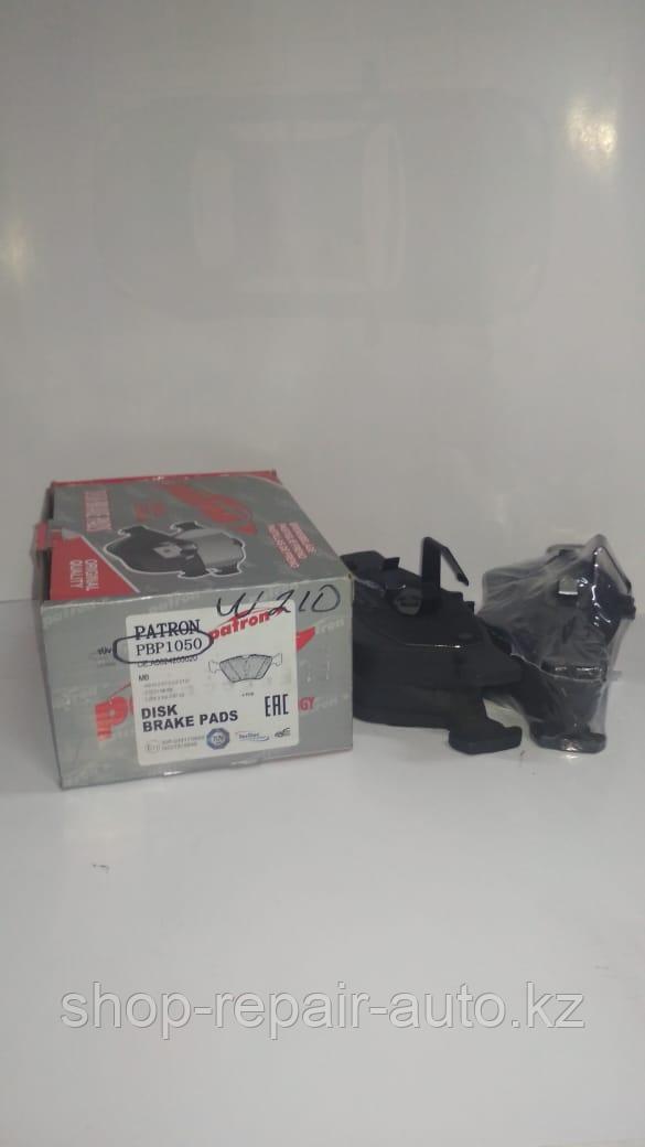 Тормозные колодки передние Mercedes MB E-CLASS W210 (0044200320, 0044200720)