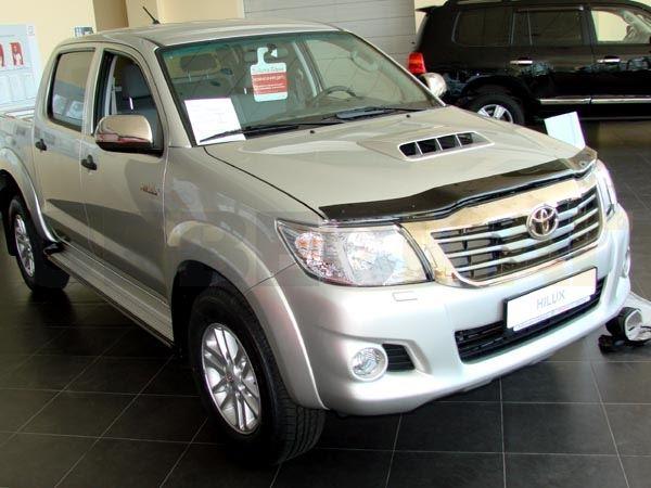 Мухобойка (дефлектор капота) Toyota Hilux 2011-2014 - фото 1 - id-p64957690