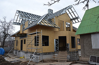 30-39-й рабочий день - смонтировано 100% кровельных панелей. Продолжается обшивка каркаса стен, потолоков плитами OSB.