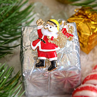 Брошь новогодняя "Рождественская сказка" Санта Клаус с подарками, цвет красно-белый в золоте