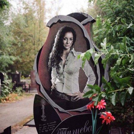 Гранитный памятник с фотографией Красивый гранитный памятник на кладбище
