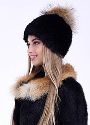 Женская зимняя шапка черная с бубоном из меах енота