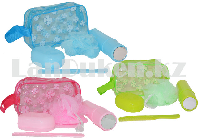 Dorozhnyj nabor dlya dusha 5 predmetov (mochalka, myl'nica, rascheska, futlyar dlya zubnoj shchetki, kosmetichka)