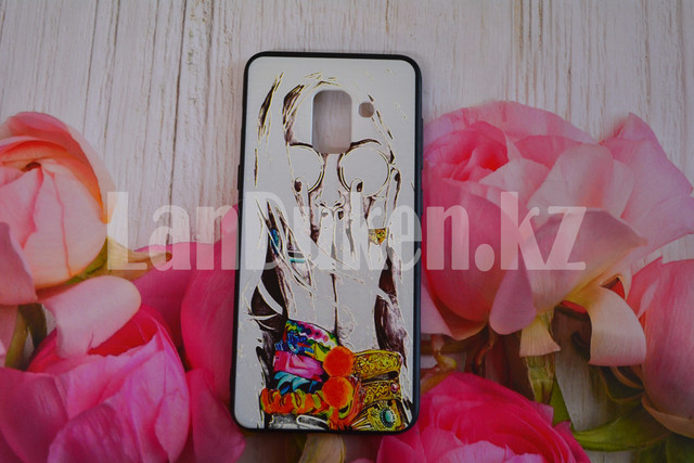 CHekhol dlya smartfona Samsung A8 2018 print lico devushki i ruki