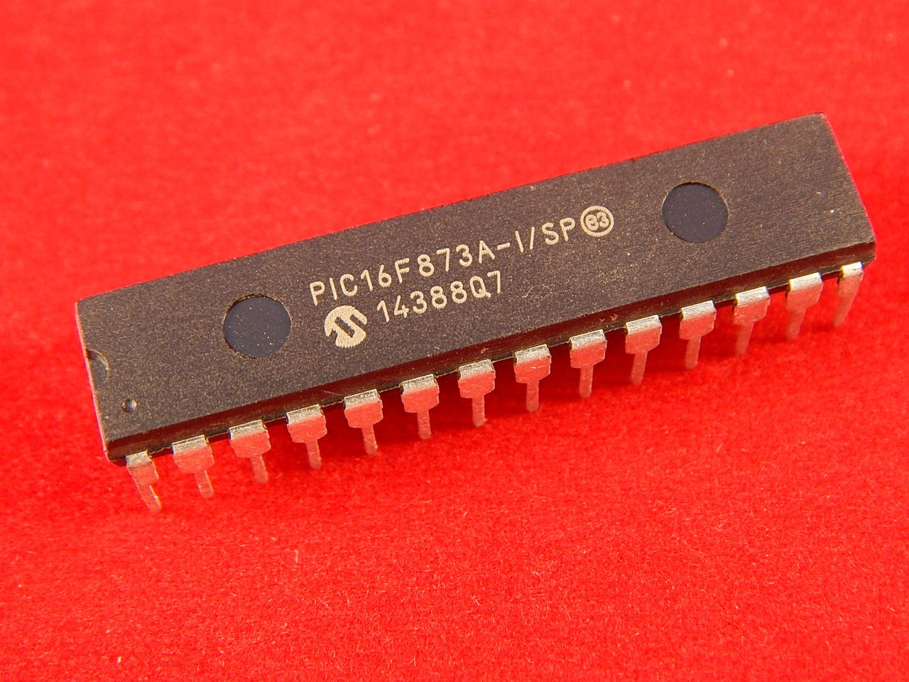 PIC16F873A-I/SP Микроконтроллер - фото 1 - id-p5252261