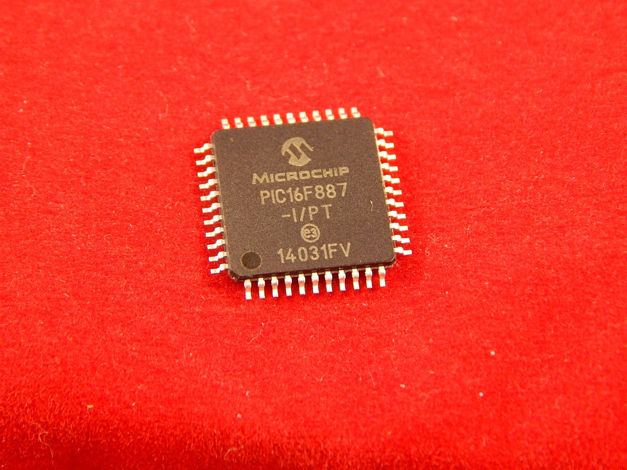 PIC16F887-I/PT Микроконтроллер - фото 1 - id-p5252281