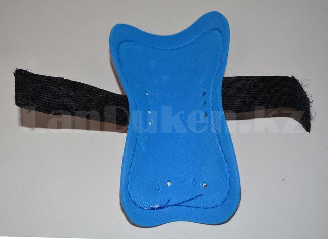 Detskie futbol'nye shchitki s rezinkoj Manchester United