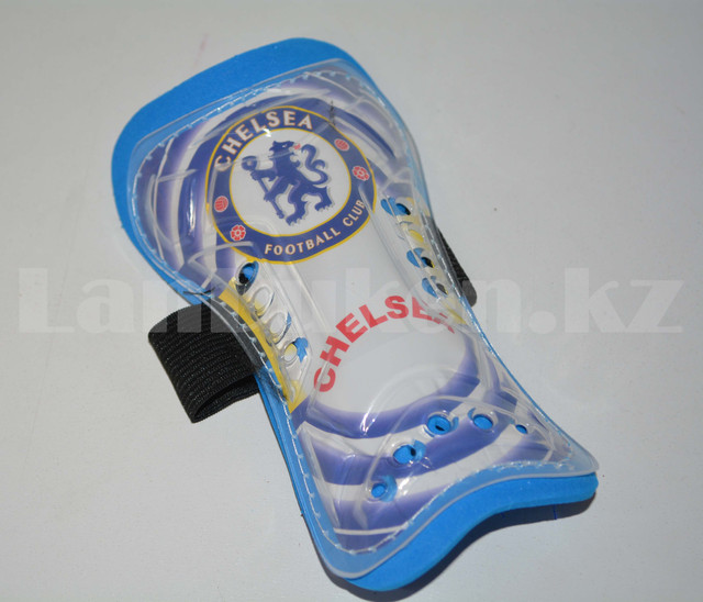 Detskie futbol'nye shchitki s rezinkoj Chelsea