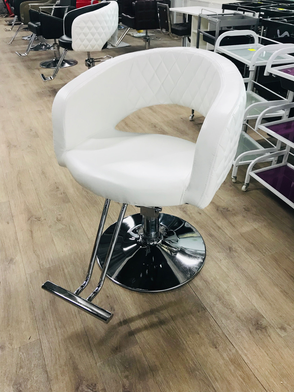 Белое парикмахерское кресло Бэлла из высококачественного кожзама