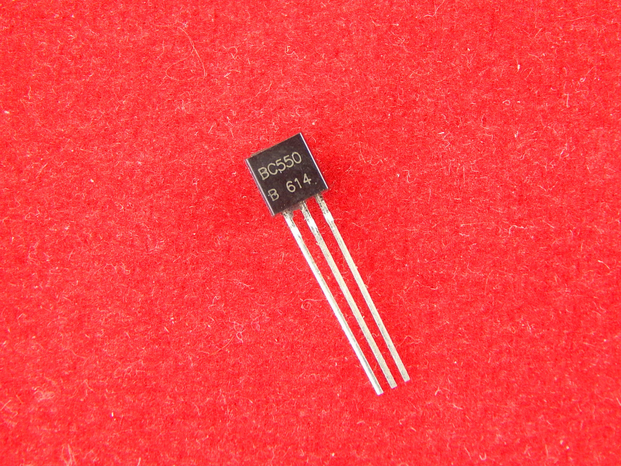 BC550 Биполярный транзистор NPN, 50 V, 0.1A, TO92 - фото 1 - id-p66711021