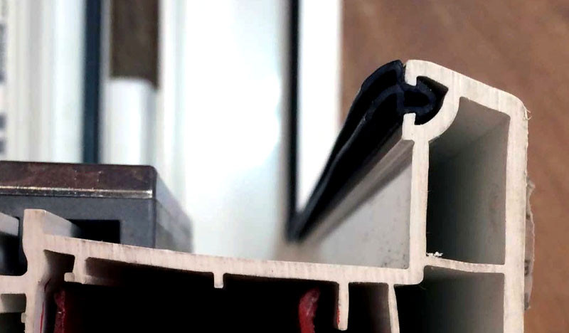 Как правильно установить уплотнитель на пластиковых. Уплотнитель оконного проема урал. Каучуковый резиновый уплотнитель на окна rehau. Уплотнительная резинка для окон. Уплотнитель 228 для пластиковых kbe.