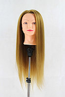 Ол өзінің керемет сиськилерін көрсетті.