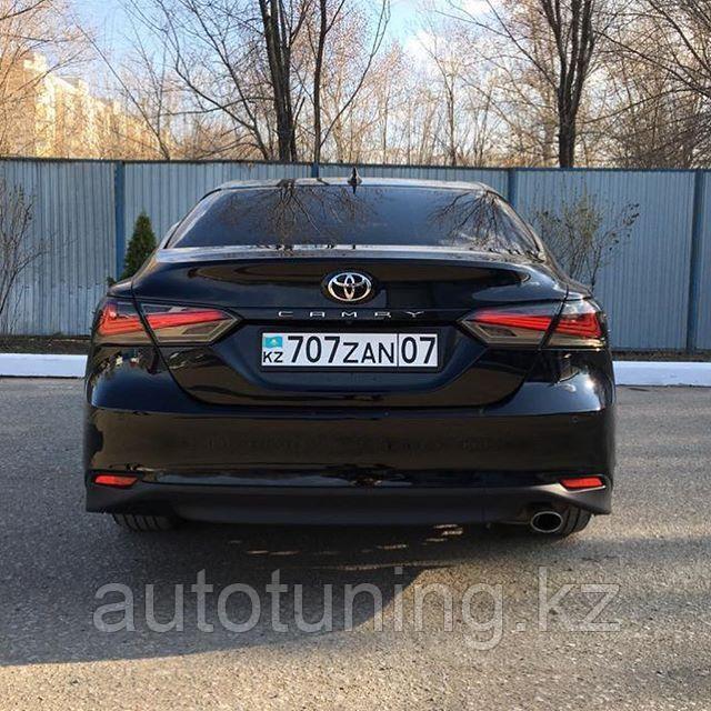 Фонари комплект дымчитый с белым на Toyota Camry 70 2018-2020