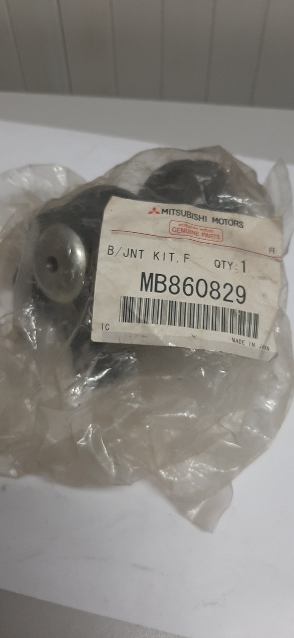Шаровая опора верхняя левая MB860829