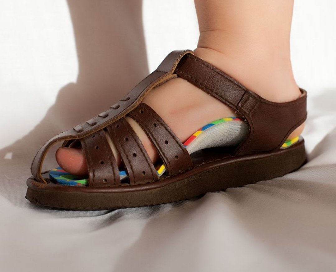 Как подобрать ортопедическую обувь. Ортопедическая обувь детская для малышей вальгус. Ортопедическая обувь для детей при вальгусной деформации. Ортопедические стельки при вальгусной деформации. Inovasan обувь ортопедическая.