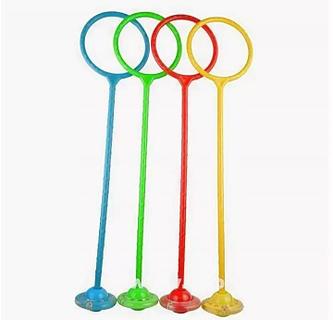 Киім арқылы кеуделер көрінеді