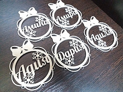 Именные елочные шарики из дерева