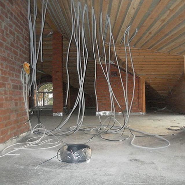 электрика в доме. монтаж электрики в деревянном доме. прокладка электропроводки в доме. кабельный ввод в деревянный дом. прокладка электропроводки в доме.