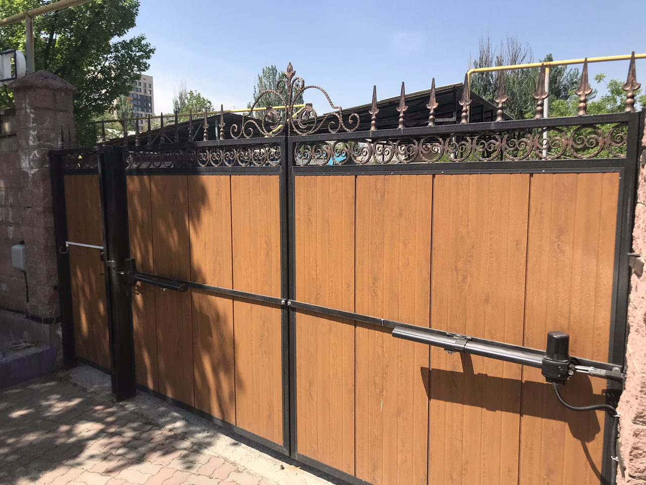 Распашные ворота в Алматы из сэндвич-панелей 4400х2200 под ключ, фото 1