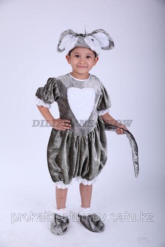 Мен жас брюнетканың есегіне келдім