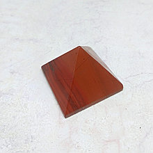 Пирамида из красной яшмы, 35х35х27мм