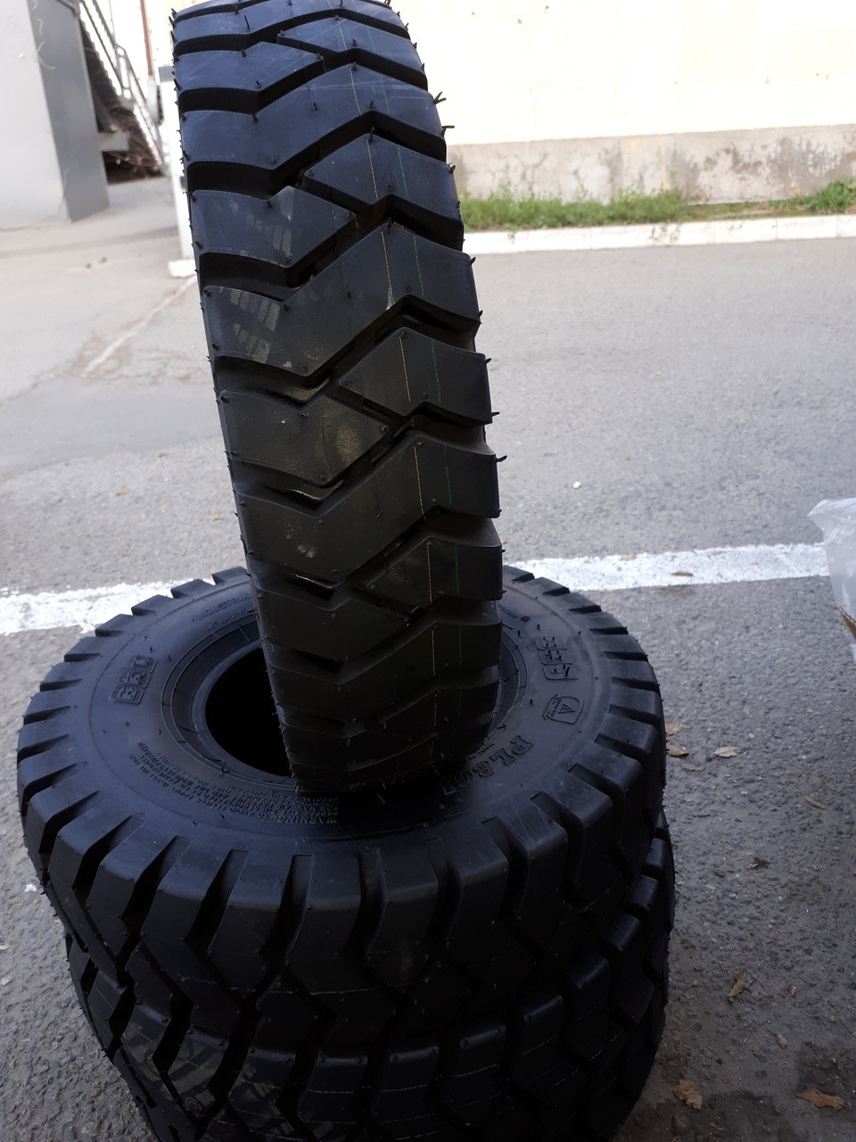 Шина цельнолитая 16X6-8 /EASYFIT/ BKT MAGLIFT 4.33" 150/75-8 для вилочных погрузчиков - фото 1 - id-p49935693