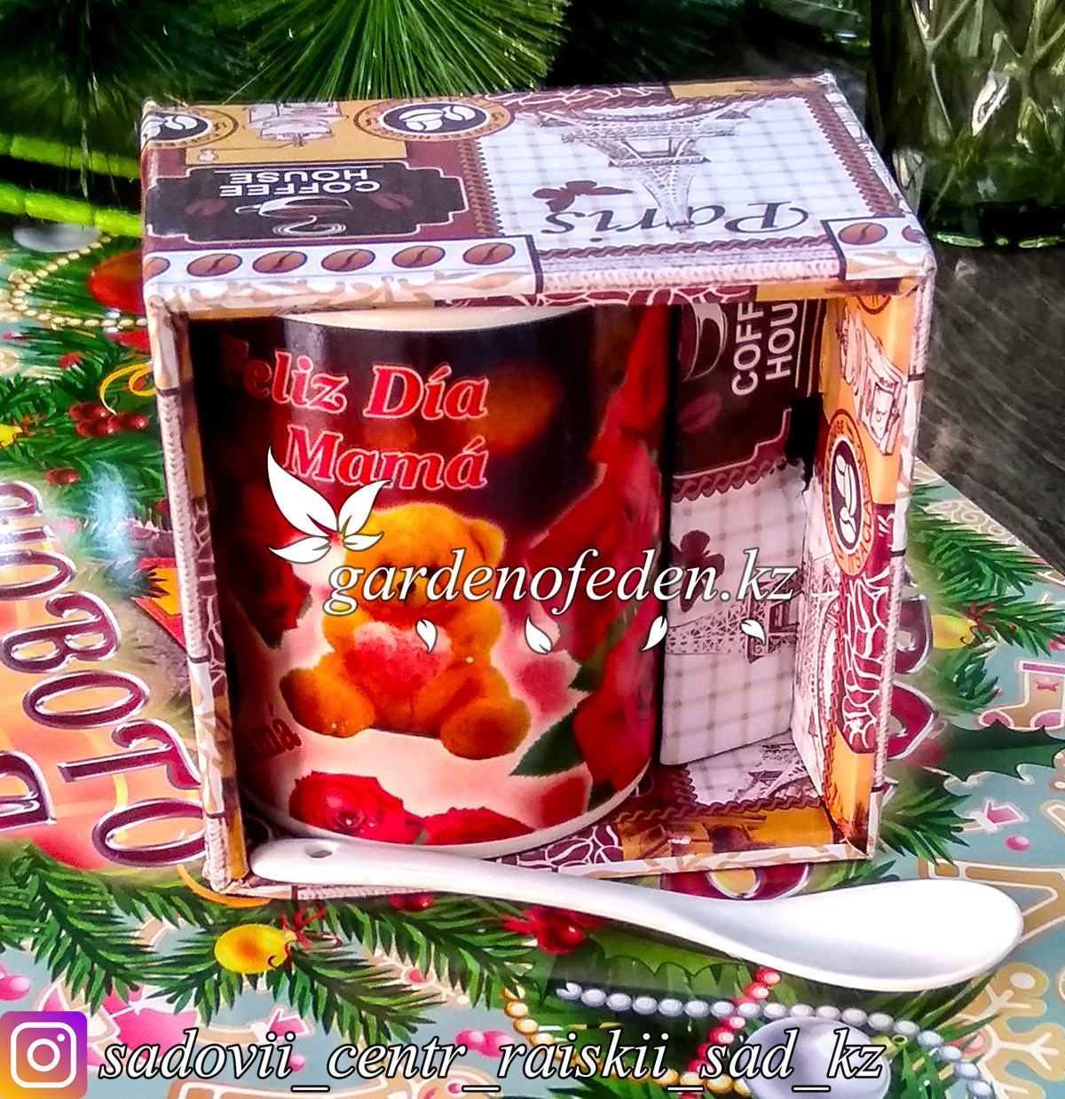 Подарочный набор в картонной коробке: Кофейная кружка с декором + ложечка. Материал: Керамика