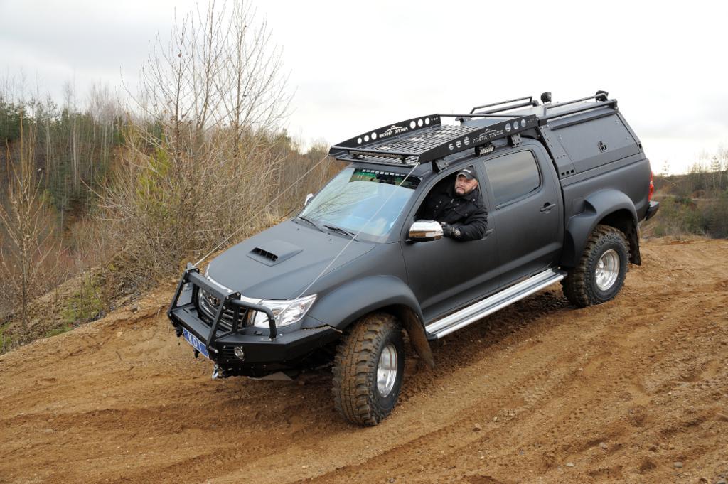 Передний силовой бампер с кенгурином алюминиевый б/у - Toyota Hilux Arctic Trucks