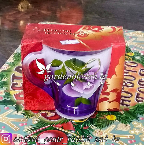 Кружка из цветного стекла с декором. Картонная упаковка. Цвет: Фиолетовый/Сиреневый., фото 2