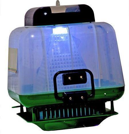 Ловушка Мухобей в работе с включенной ультрафиолетовой лампой