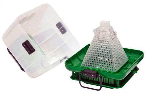 Ловушка Мухобей сделана в корпусе из прочного пластика, который допускает работу как в помещении, так и на улице