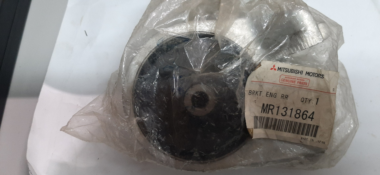 Подушка двигателя задняя MR131864