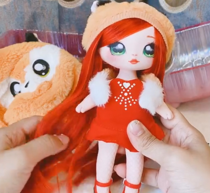 NA! Na! Na! Surprise - мягкие куклы с животным-помпоном-сумочкой Roxie Foxy (лиса) от MGA