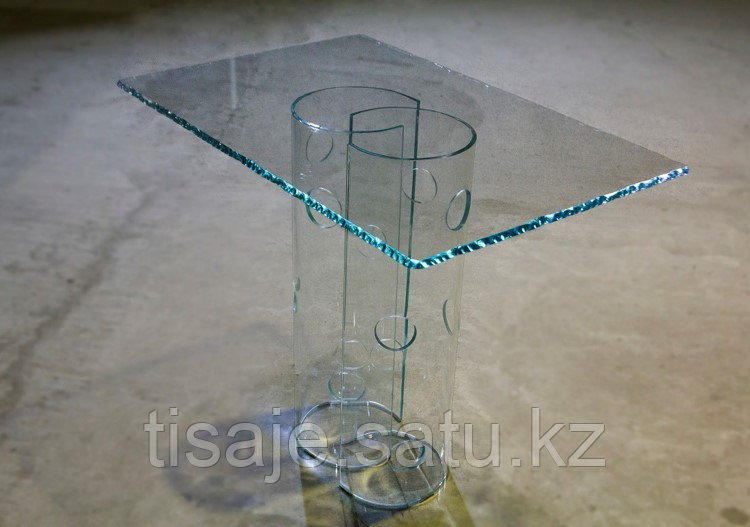 Журнальный стеклянный стол из гнутого стекла 