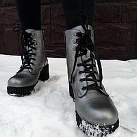 Зимние ботинки серые на каблуке