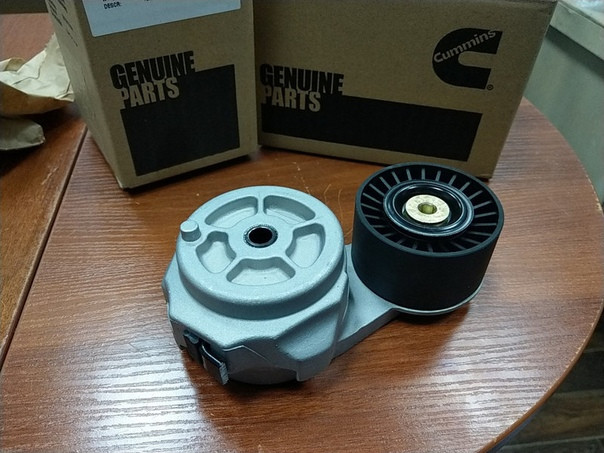Натяжитель ремня акрос двигатель cummins. Натяжитель ремня двигателя. Натяжитель ремня приводного volvo s40. Ролик натяжителя ремня cummins 6isbe. 8.
