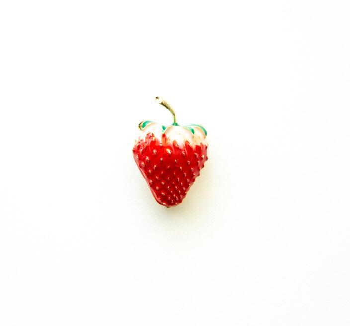 Брошь "Клубника" от Brosh Jewellery (красный) вставка Эмаль.