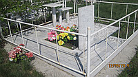 Памятник мраморный на двоих с крестом и металлической оградой в Рудном