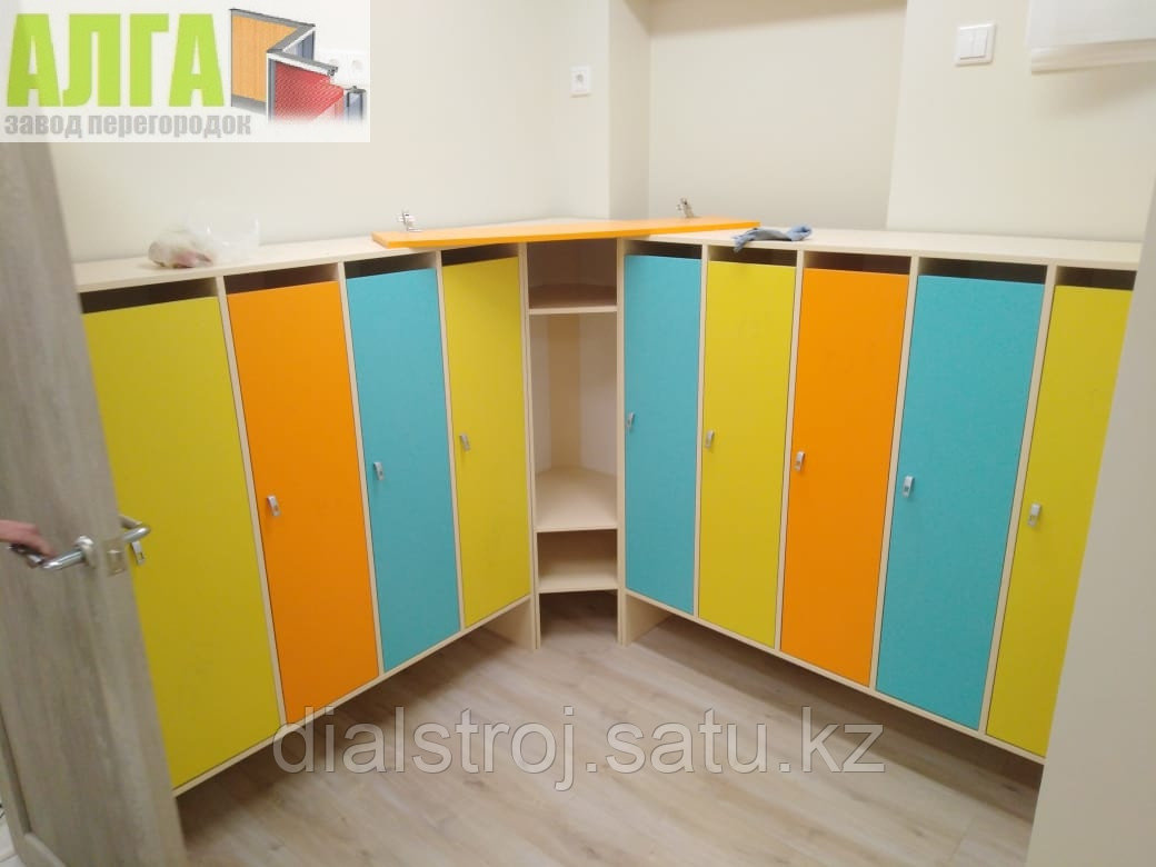 Шкафчики для детских садов с цветными фасадами