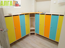 Шкафчики для детских садов с цветными фасадами