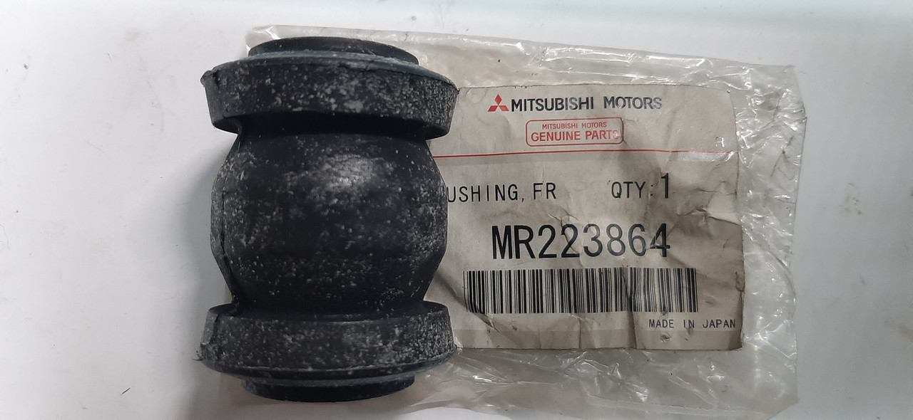 Сайлентблок переднего нижнего рычага MR223864