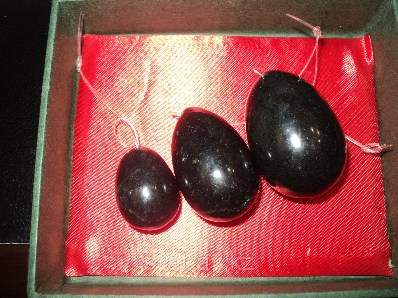 Черные  яйца в подарочной упаковке, 3 шт